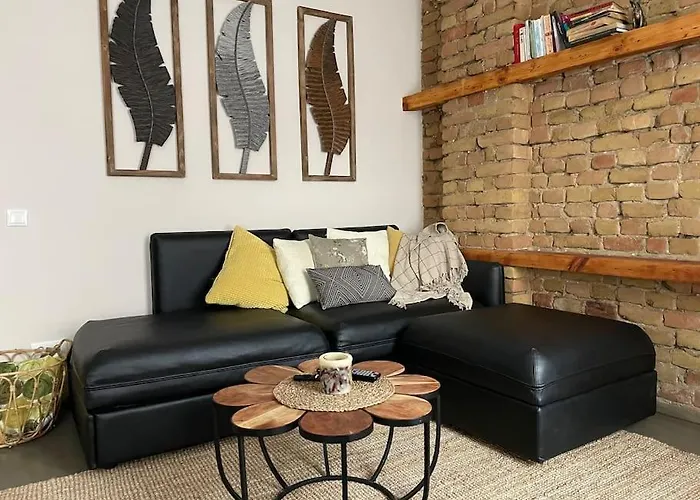 Elegant & Central 1Br W Free Parking - Sleeps 4
